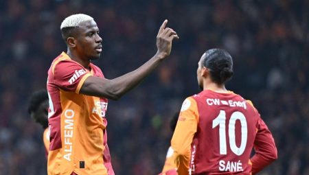 Victor Osimhen, röveşata golüyle üç puanı getirdi!